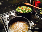 Cous cous vegetariano, ceci e zucchine con pomodorini in cottura